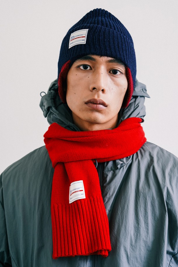 에센셜 캐시미어 머플러 (소프트 살몬)는 부드러운 촉감과 따뜻함을 선사하는 겨울철 필수 아이템입니다. 프리미엄 캐시미어 울 원사를 사용하여 보온성과 통기성을 높였으며, 형태 변형을 최소화하여 오래도록 변함없이 착용할 수 있습니다. 심플한 디자인으로 출근룩, 모임룩 등 다양한 TPO에 활용 가능하며, 클래식하고 미니멀한 스타일을 연출합니다. 포근한 소프트 살몬 컬러는 어떤 스타일에도 은은하게 녹아들어 세련된 분위기를 더합니다. 두꺼운 두께감으로 추운 날씨에도 따뜻하게 몸을 감싸줍니다.