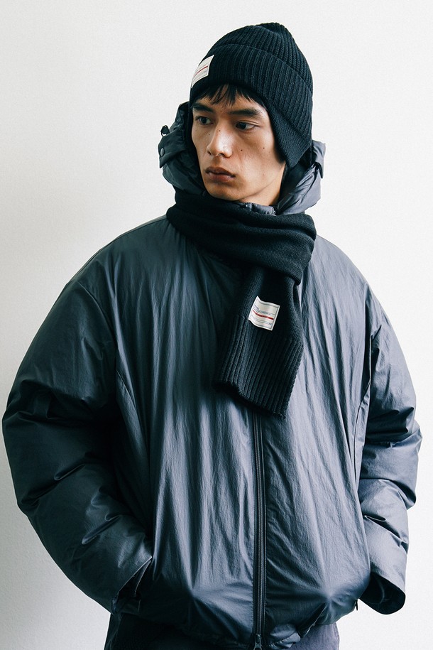 에센셜 캐시미어 머플러 (소프트 블랙)는 부드러운 블랙 컬러의 베이직한 디자인으로, 미니멀하고 클래식한 스타일을 연출합니다. 프리미엄 캐시미어 울 원사를 사용하여 부드러운 촉감과 뛰어난 보온성을 제공하며, 겨울철 출근룩에 완벽하게 어울립니다. 두꺼운 두께감으로 따뜻함을 더하고, 형태 변형을 최소화하여 오래도록 변함없이 사용할 수 있습니다. 무지 디자인으로 어떤 스타일에도 쉽게 매치할 수 있으며, 통기성까지 갖춰 편안한 착용감을 선사합니다.
