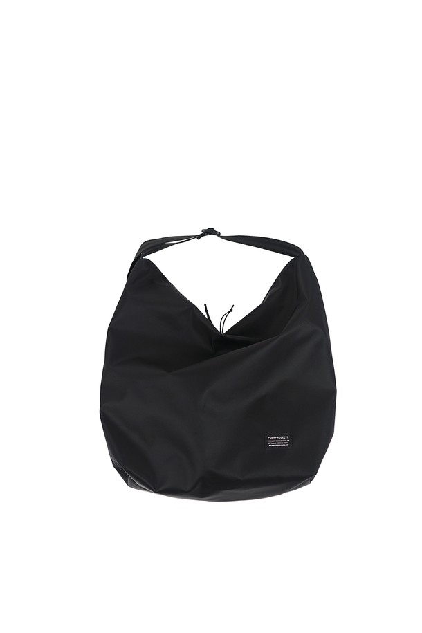 [POSH-PROJECTS] RJ137 캥거루백 라지 블랙은 여성용 가방으로, 넉넉한 수납공간과 2-WAY 착용이 가능한 실용적인 제품입니다. 부드러운 촉감의 나일론 소재로 제작되었으며, 숄더백 및 크로스백으로 활용 가능합니다. 가방 내부에는 백포켓이 있고, YKK 지퍼로 안전하게 잠글 수 있습니다. 가방의 크기는 가로 47cm, 세로 40cm, 폭 18cm이며, 무지 패턴의 사각 디자인으로 미니멀, 클래식, 캐주얼 스타일을 연출하기 좋습니다. 여행룩, 휴가룩에 잘 어울리는 블랙 컬러의 캥거루백으로 고급스러운 광택감과 내구성을 갖추었습니다.
