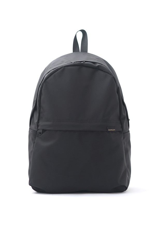 C153 프라이머리 백팩 420D 블랙은 남성을 위한 미디엄 사이즈 백팩입니다. 심플한 디자인과 사각 형태가 특징이며, 튼튼한 나일론 소재와 지퍼형 잠금 방식으로 제작되었습니다. 무지 스타일의 블랙 컬러로, 일상과 여행 시 어떤 스타일에도 잘 어울립니다. 미니멀, 캐주얼, 시티보이 스타일을 추구하는 분들께 데일리 백팩으로 추천합니다. 여행룩과 출근룩에 모두 활용하기 좋습니다.
