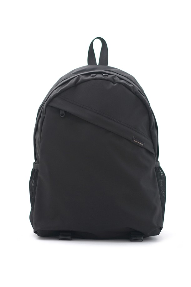 C155 블레이드 백팩 420D 블랙은 남성을 위한 미디엄 사이즈의 사각 백팩입니다. 블랙 색상의 무지 디자인으로, 출근룩 및 비즈니스 캐주얼에 적합하며 미니멀, 클래식, 시티보이 스타일을 연출할 수 있습니다. 경량의 나일론 소재를 사용하여 제작되었으며, 지퍼형 잠금 방식으로 내용물을 안전하게 보관할 수 있습니다. 노트북 수납이 가능하여 데일리백으로 활용하기 좋으며, 깔끔한 디자인으로 다양한 스타일에 매치하기 용이합니다.
