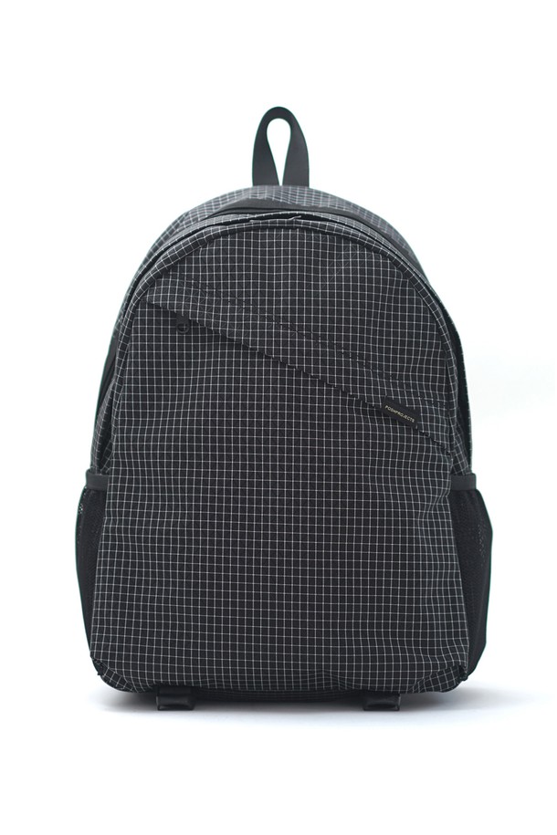 F155 블레이드 백팩 블랙그리드스탑은 남성을 위한 미디엄 사이즈 백팩입니다. 블랙 컬러의 나일론 소재에 사각형 디자인과 지퍼형 잠금 방식을 적용했으며, 체크 패턴으로 포인트를 주었습니다. 심플하고 캐주얼한 디자인으로 일상 및 여행 시 편리하게 사용할 수 있습니다. 여행룩과 출근룩, 캐주얼, 미니멀, 시티보이 스타일을 연출하기에 적합합니다.
