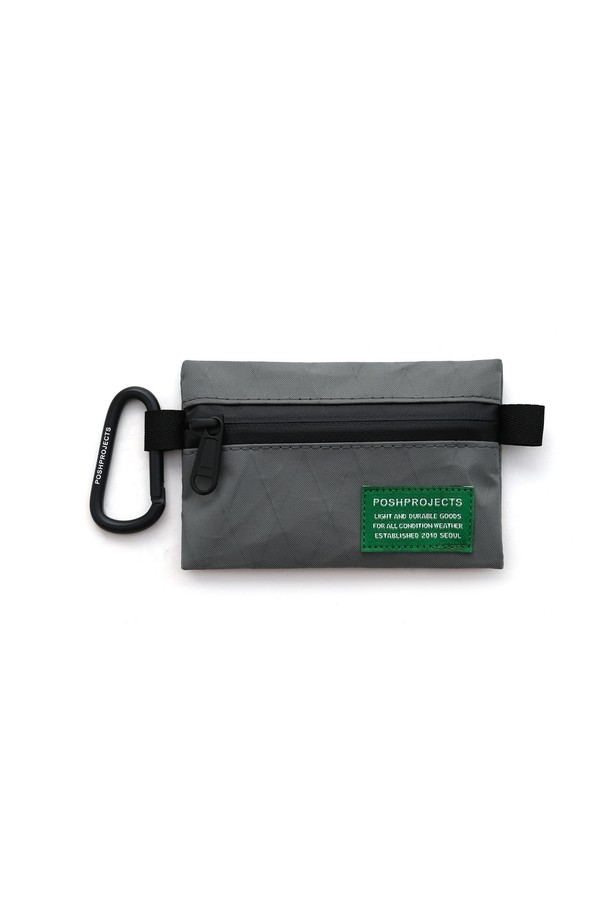 AX210 유틸리티 파우치는 남성용 가방으로, 미니멀하고 캐주얼한 스타일을 추구하는 분들께 적합합니다. 그레이 컬러의 무지 디자인에 튼튼한 나일론 소재를 사용하여 제작되었습니다. 사각형 모양의 미디엄 사이즈 파우치로, 지퍼형 잠금 방식으로 내용물을 안전하게 보관할 수 있습니다. 수납 기능을 갖춘 실용적인 유틸리티 파우치로, 일상생활에서 다양한 소지품을 편리하게 정리할 수 있습니다. 심플한 디자인으로 어떤 스타일에도 잘 어울려 데일리 아이템으로 활용하기 좋습니다.
