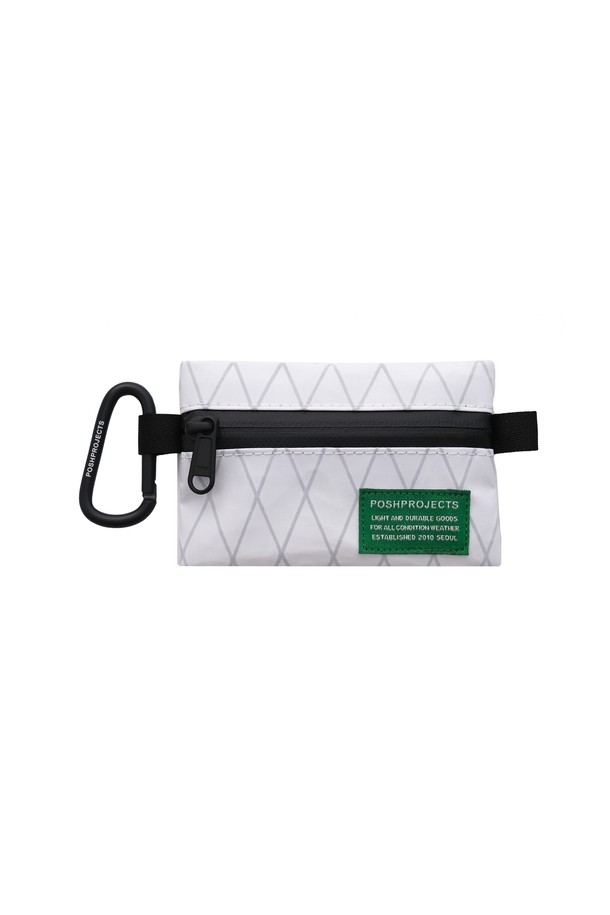 AX210 유틸리티 파우치는 튼튼한 나일론 소재로 제작되어 넉넉한 수납공간을 제공하는 미디엄 사이즈 파우치입니다. 깔끔한 무지 화이트 컬러에 사각형 디자인으로 미니멀, 캐주얼, 시티보이 스타일을 연출하기 좋습니다. 지퍼형 잠금 방식으로 내용물을 안전하게 보관하며, 손잡이가 있어 편리하게 들고 다닐 수 있습니다. 카라비너 부착이 가능하여, 가방이나 다른 곳에 연결하여 실용성을 더했습니다. 일상생활에서 유용하게 사용할 수 있는 남성용 파우치입니다.
