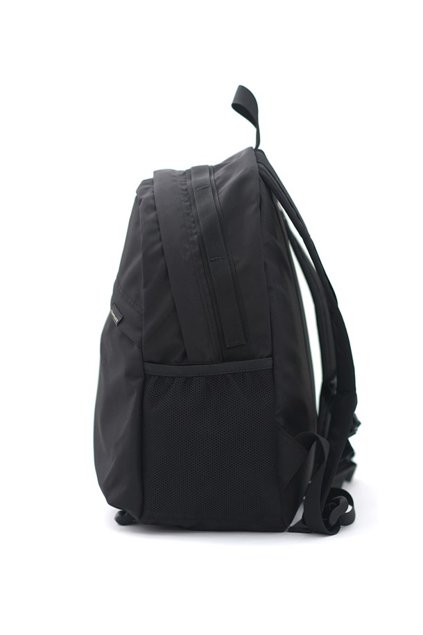 C155 블레이드 백팩 420D 블랙은 남성을 위한 미디엄 사이즈의 사각 백팩입니다. 블랙 색상의 무지 디자인으로, 출근룩 및 비즈니스 캐주얼에 적합하며 미니멀, 클래식, 시티보이 스타일을 연출할 수 있습니다. 경량의 나일론 소재를 사용하여 제작되었으며, 지퍼형 잠금 방식으로 내용물을 안전하게 보관할 수 있습니다. 노트북 수납이 가능하여 데일리백으로 활용하기 좋으며, 깔끔한 디자인으로 다양한 스타일에 매치하기 용이합니다.
