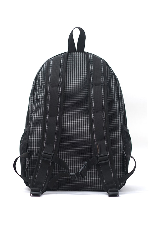 F155 블레이드 백팩 블랙그리드스탑은 남성을 위한 미디엄 사이즈 백팩입니다. 블랙 컬러의 나일론 소재에 사각형 디자인과 지퍼형 잠금 방식을 적용했으며, 체크 패턴으로 포인트를 주었습니다. 심플하고 캐주얼한 디자인으로 일상 및 여행 시 편리하게 사용할 수 있습니다. 여행룩과 출근룩, 캐주얼, 미니멀, 시티보이 스타일을 연출하기에 적합합니다.
