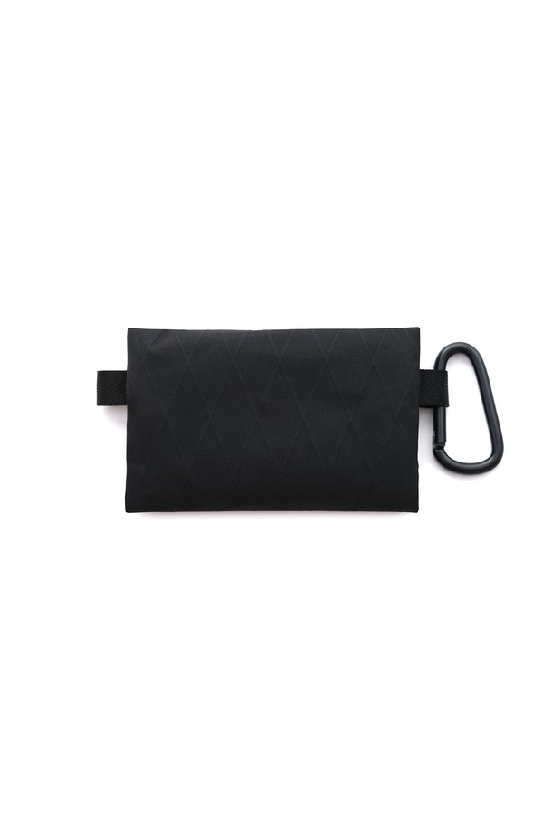 AX210 유틸리티 파우치는 남성 고객을 위해 디자인된 미디엄 사이즈의 블랙 색상 나일론 소재 파우치입니다. 심플하고 캐주얼한 디자인으로 일상 및 여행 시 편리하게 사용 가능하며, 넉넉한 수납 공간과 사이즈 조절 기능으로 실용성을 높였습니다. 사각형 모양에 지퍼형 잠금 방식으로 내용물을 안전하게 보호하며, 그린 라벨 포인트로 포인트를 더했습니다. 캐주얼 스타일과 미니멀한 TPO, 여행룩에 적합한 아이템입니다.
