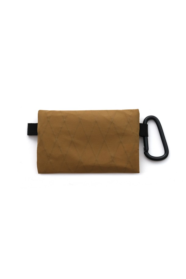 AX210 유틸리티 파우치는 남성용 가방으로, 미디엄 사이즈에 브라운 컬러의 무지 디자인이 특징입니다. 나일론 소재로 제작되었으며, 사각형 모양에 버클 장식으로 포인트를 더했습니다. 사이즈 조절과 손잡이 기능이 있으며, 벨크로형 잠금 방식으로 편리하게 사용할 수 있습니다. 카라비너 부착과 그린 라벨 디테일이 돋보이며, 여행룩, 출근룩, 비즈니스 캐주얼 스타일과 미니멀, 시티보이, 캐주얼 스타일에 잘 어울립니다.
