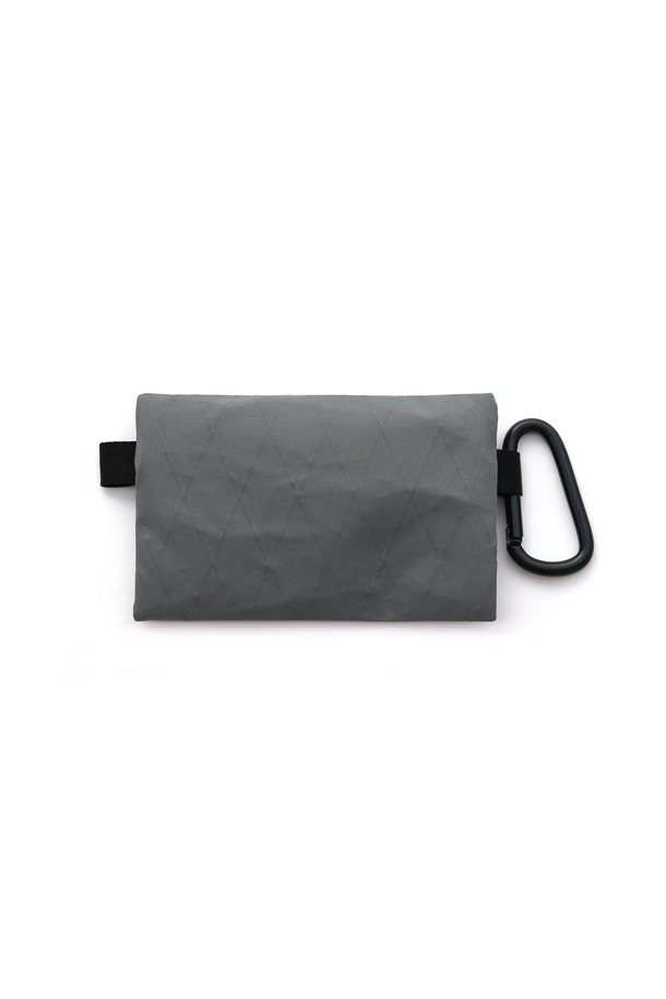 AX210 유틸리티 파우치는 남성용 가방으로, 미니멀하고 캐주얼한 스타일을 추구하는 분들께 적합합니다. 그레이 컬러의 무지 디자인에 튼튼한 나일론 소재를 사용하여 제작되었습니다. 사각형 모양의 미디엄 사이즈 파우치로, 지퍼형 잠금 방식으로 내용물을 안전하게 보관할 수 있습니다. 수납 기능을 갖춘 실용적인 유틸리티 파우치로, 일상생활에서 다양한 소지품을 편리하게 정리할 수 있습니다. 심플한 디자인으로 어떤 스타일에도 잘 어울려 데일리 아이템으로 활용하기 좋습니다.
