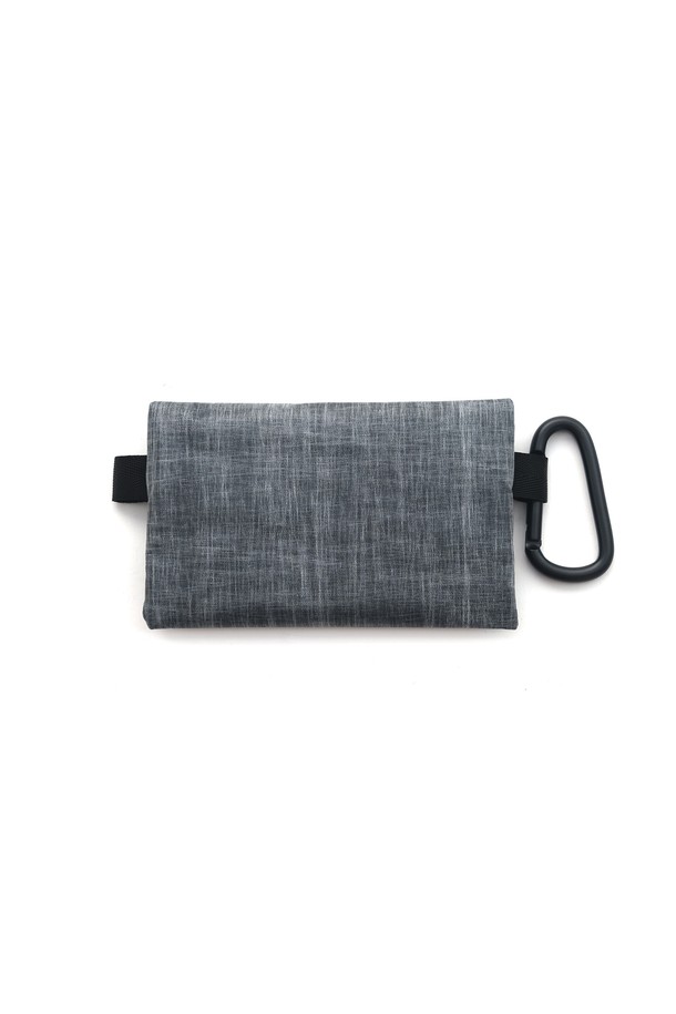 AX210 유틸리티 파우치는 남성용 스몰 사이즈 파우치입니다. 나일론 소재의 무지 디자인으로, 캐주얼, 미니멀, 시티보이 스타일을 연출하기 좋습니다. 그레이 컬러의 사각 형태에 지퍼형 잠금 방식이며, 사이즈 조절이 가능합니다. 실용적인 디자인으로 일상 용도로 활용하기 좋으며, 카라비너가 부착되어 있어 편리합니다. 그린 라벨이 부착되어 있습니다.
