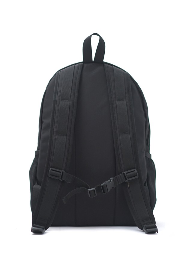 C155 블레이드 백팩 420D 블랙은 남성을 위한 미디엄 사이즈의 사각 백팩입니다. 블랙 색상의 무지 디자인으로, 출근룩 및 비즈니스 캐주얼에 적합하며 미니멀, 클래식, 시티보이 스타일을 연출할 수 있습니다. 경량의 나일론 소재를 사용하여 제작되었으며, 지퍼형 잠금 방식으로 내용물을 안전하게 보관할 수 있습니다. 노트북 수납이 가능하여 데일리백으로 활용하기 좋으며, 깔끔한 디자인으로 다양한 스타일에 매치하기 용이합니다.
