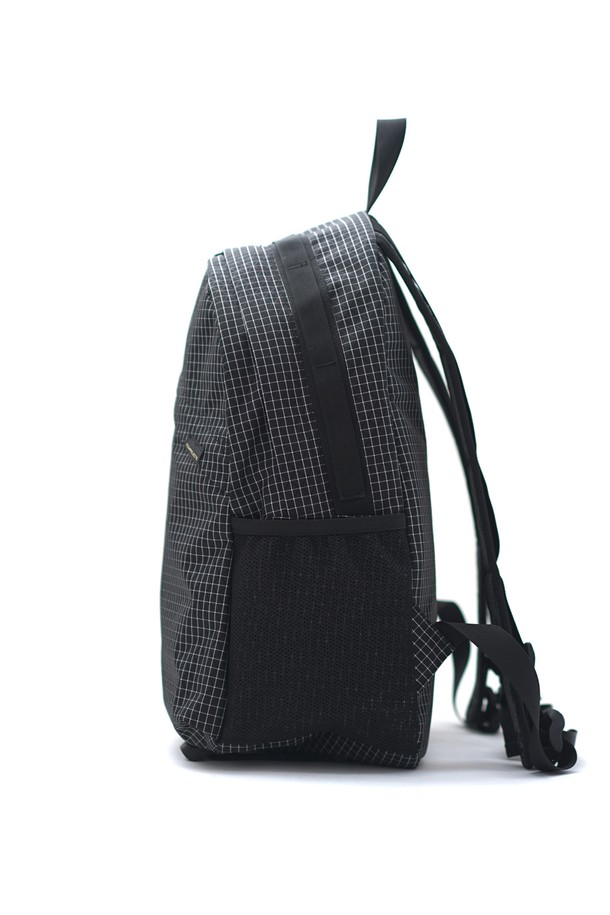 F155 블레이드 백팩 블랙그리드스탑은 남성을 위한 미디엄 사이즈 백팩입니다. 블랙 컬러의 나일론 소재에 사각형 디자인과 지퍼형 잠금 방식을 적용했으며, 체크 패턴으로 포인트를 주었습니다. 심플하고 캐주얼한 디자인으로 일상 및 여행 시 편리하게 사용할 수 있습니다. 여행룩과 출근룩, 캐주얼, 미니멀, 시티보이 스타일을 연출하기에 적합합니다.
