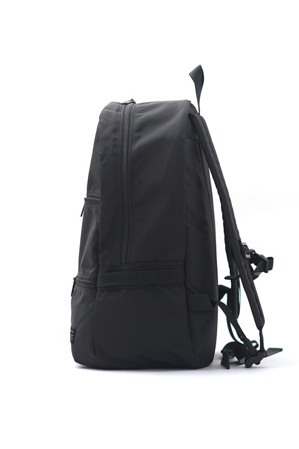 **C156 토마스 백팩 420D 블랙**은 미니멀, 캐주얼, 시티보이 스타일을 추구하는 남성들을 위한 백팩입니다. 420D 나일론 소재로 제작되어 내구성이 뛰어나며, 여행룩과 출근룩에 모두 잘 어울립니다. 사각형 디자인에 무지 패턴으로 깔끔함을 더했고, 더플백 스타일과 이중 지퍼 구조로 실용성을 높였습니다. 넉넉한 수납공간으로 일상 및 여행 시 편리하게 사용할 수 있는 미디엄 사이즈 백팩입니다. 블랙 컬러로 어떤 스타일에도 쉽게 매치할 수 있습니다.
