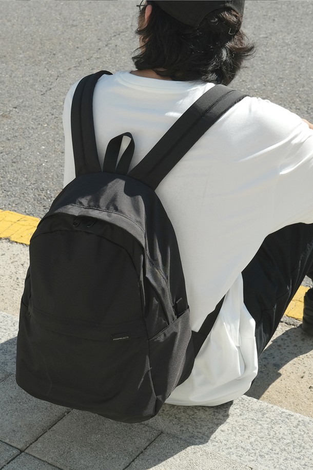 C153 프라이머리 백팩 420D 블랙은 남성을 위한 미디엄 사이즈 백팩입니다. 심플한 디자인과 사각 형태가 특징이며, 튼튼한 나일론 소재와 지퍼형 잠금 방식으로 제작되었습니다. 무지 스타일의 블랙 컬러로, 일상과 여행 시 어떤 스타일에도 잘 어울립니다. 미니멀, 캐주얼, 시티보이 스타일을 추구하는 분들께 데일리 백팩으로 추천합니다. 여행룩과 출근룩에 모두 활용하기 좋습니다.
