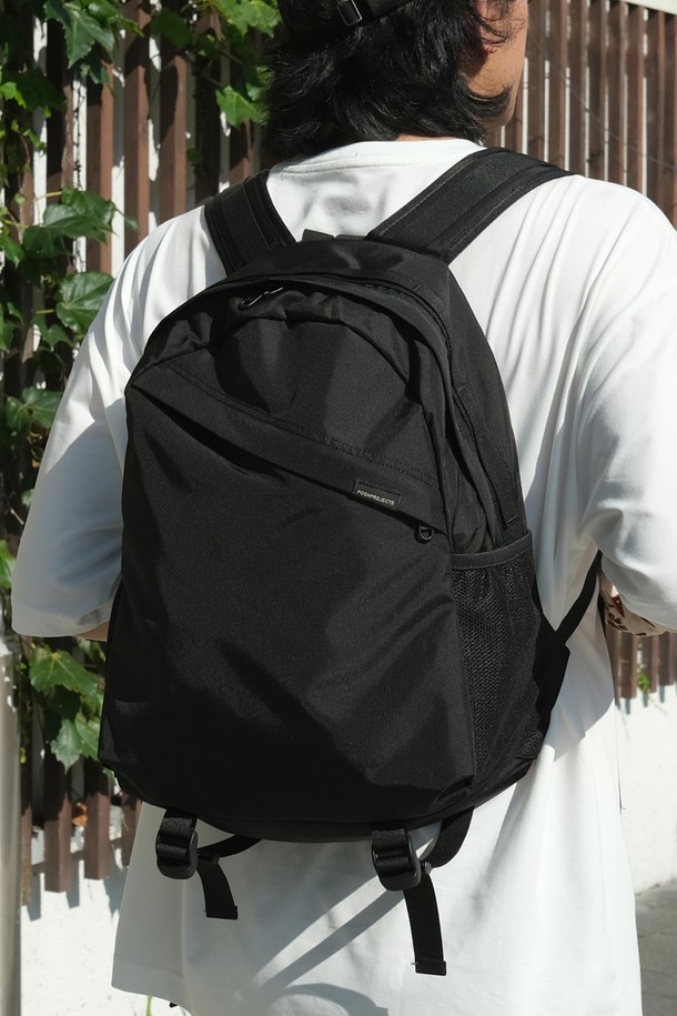 C155 블레이드 백팩 420D 블랙은 남성을 위한 미디엄 사이즈의 사각 백팩입니다. 블랙 색상의 무지 디자인으로, 출근룩 및 비즈니스 캐주얼에 적합하며 미니멀, 클래식, 시티보이 스타일을 연출할 수 있습니다. 경량의 나일론 소재를 사용하여 제작되었으며, 지퍼형 잠금 방식으로 내용물을 안전하게 보관할 수 있습니다. 노트북 수납이 가능하여 데일리백으로 활용하기 좋으며, 깔끔한 디자인으로 다양한 스타일에 매치하기 용이합니다.
