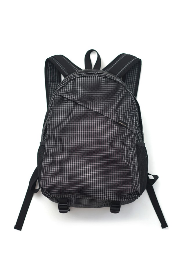 F155 블레이드 백팩 블랙그리드스탑은 남성을 위한 미디엄 사이즈 백팩입니다. 블랙 컬러의 나일론 소재에 사각형 디자인과 지퍼형 잠금 방식을 적용했으며, 체크 패턴으로 포인트를 주었습니다. 심플하고 캐주얼한 디자인으로 일상 및 여행 시 편리하게 사용할 수 있습니다. 여행룩과 출근룩, 캐주얼, 미니멀, 시티보이 스타일을 연출하기에 적합합니다.

