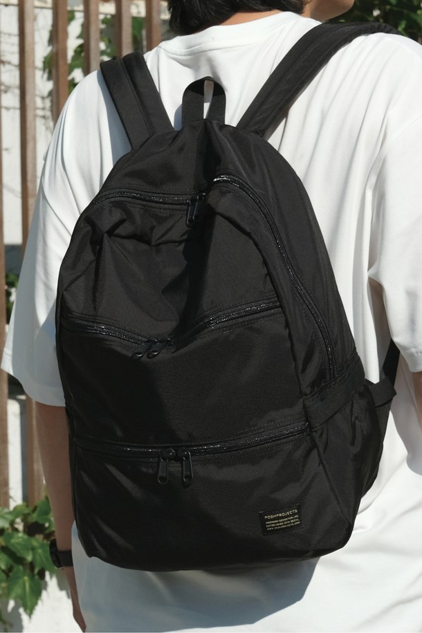 **C156 토마스 백팩 420D 블랙**은 미니멀, 캐주얼, 시티보이 스타일을 추구하는 남성들을 위한 백팩입니다. 420D 나일론 소재로 제작되어 내구성이 뛰어나며, 여행룩과 출근룩에 모두 잘 어울립니다. 사각형 디자인에 무지 패턴으로 깔끔함을 더했고, 더플백 스타일과 이중 지퍼 구조로 실용성을 높였습니다. 넉넉한 수납공간으로 일상 및 여행 시 편리하게 사용할 수 있는 미디엄 사이즈 백팩입니다. 블랙 컬러로 어떤 스타일에도 쉽게 매치할 수 있습니다.
