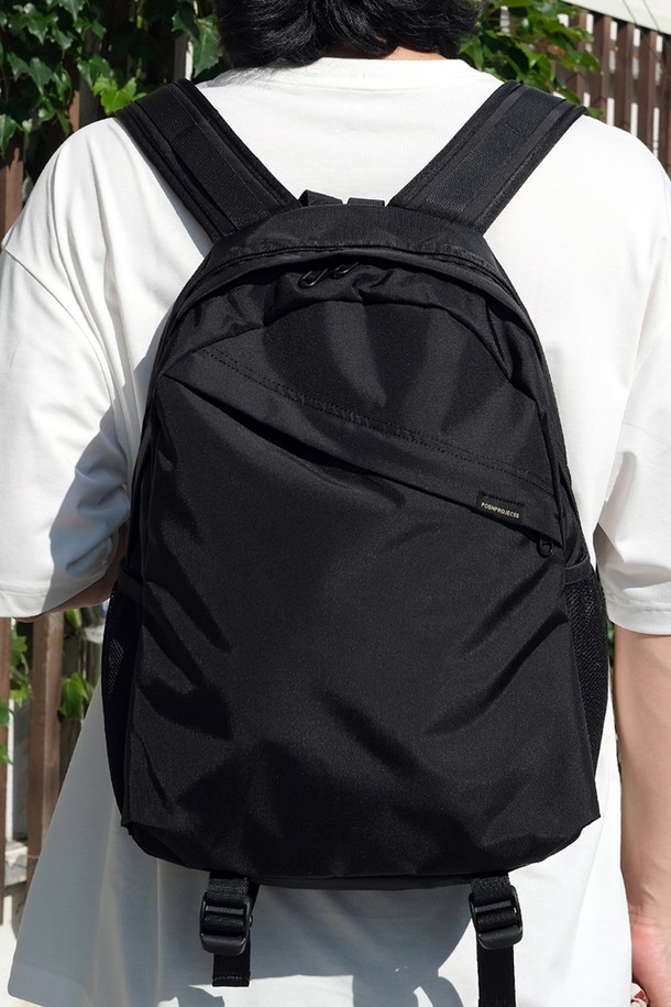 C155 블레이드 백팩 420D 블랙은 남성을 위한 미디엄 사이즈의 사각 백팩입니다. 블랙 색상의 무지 디자인으로, 출근룩 및 비즈니스 캐주얼에 적합하며 미니멀, 클래식, 시티보이 스타일을 연출할 수 있습니다. 경량의 나일론 소재를 사용하여 제작되었으며, 지퍼형 잠금 방식으로 내용물을 안전하게 보관할 수 있습니다. 노트북 수납이 가능하여 데일리백으로 활용하기 좋으며, 깔끔한 디자인으로 다양한 스타일에 매치하기 용이합니다.
