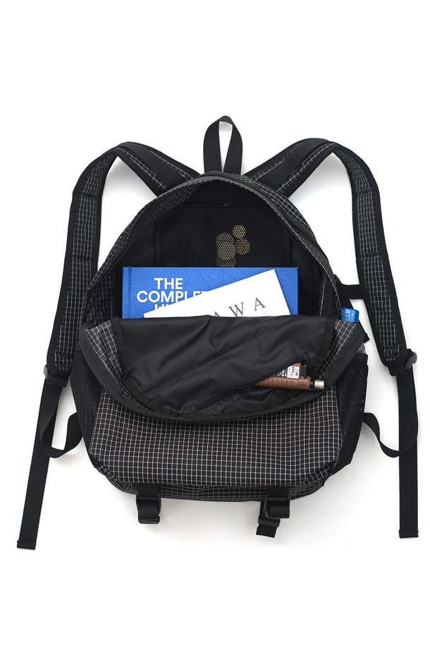 F155 블레이드 백팩 블랙그리드스탑은 남성을 위한 미디엄 사이즈 백팩입니다. 블랙 컬러의 나일론 소재에 사각형 디자인과 지퍼형 잠금 방식을 적용했으며, 체크 패턴으로 포인트를 주었습니다. 심플하고 캐주얼한 디자인으로 일상 및 여행 시 편리하게 사용할 수 있습니다. 여행룩과 출근룩, 캐주얼, 미니멀, 시티보이 스타일을 연출하기에 적합합니다.
