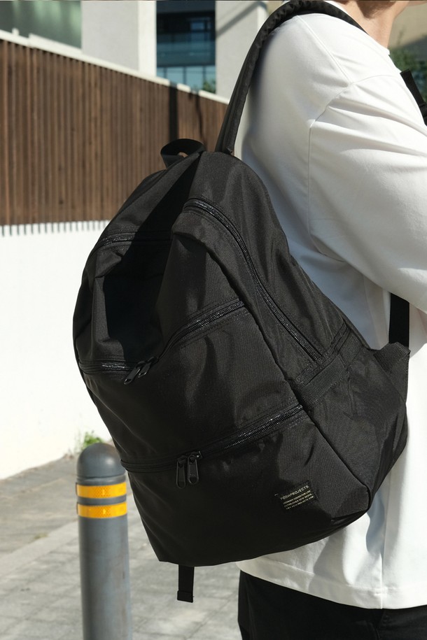 **C156 토마스 백팩 420D 블랙**은 미니멀, 캐주얼, 시티보이 스타일을 추구하는 남성들을 위한 백팩입니다. 420D 나일론 소재로 제작되어 내구성이 뛰어나며, 여행룩과 출근룩에 모두 잘 어울립니다. 사각형 디자인에 무지 패턴으로 깔끔함을 더했고, 더플백 스타일과 이중 지퍼 구조로 실용성을 높였습니다. 넉넉한 수납공간으로 일상 및 여행 시 편리하게 사용할 수 있는 미디엄 사이즈 백팩입니다. 블랙 컬러로 어떤 스타일에도 쉽게 매치할 수 있습니다.
