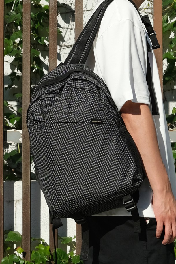 F155 블레이드 백팩 블랙그리드스탑은 남성을 위한 미디엄 사이즈 백팩입니다. 블랙 컬러의 나일론 소재에 사각형 디자인과 지퍼형 잠금 방식을 적용했으며, 체크 패턴으로 포인트를 주었습니다. 심플하고 캐주얼한 디자인으로 일상 및 여행 시 편리하게 사용할 수 있습니다. 여행룩과 출근룩, 캐주얼, 미니멀, 시티보이 스타일을 연출하기에 적합합니다.
