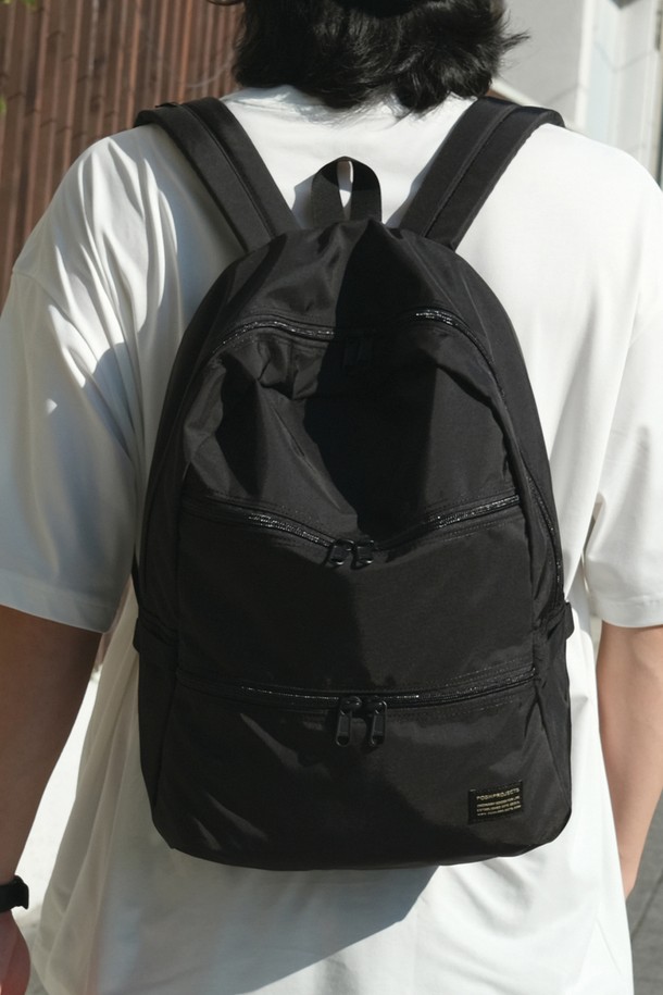 **C156 토마스 백팩 420D 블랙**은 미니멀, 캐주얼, 시티보이 스타일을 추구하는 남성들을 위한 백팩입니다. 420D 나일론 소재로 제작되어 내구성이 뛰어나며, 여행룩과 출근룩에 모두 잘 어울립니다. 사각형 디자인에 무지 패턴으로 깔끔함을 더했고, 더플백 스타일과 이중 지퍼 구조로 실용성을 높였습니다. 넉넉한 수납공간으로 일상 및 여행 시 편리하게 사용할 수 있는 미디엄 사이즈 백팩입니다. 블랙 컬러로 어떤 스타일에도 쉽게 매치할 수 있습니다.
