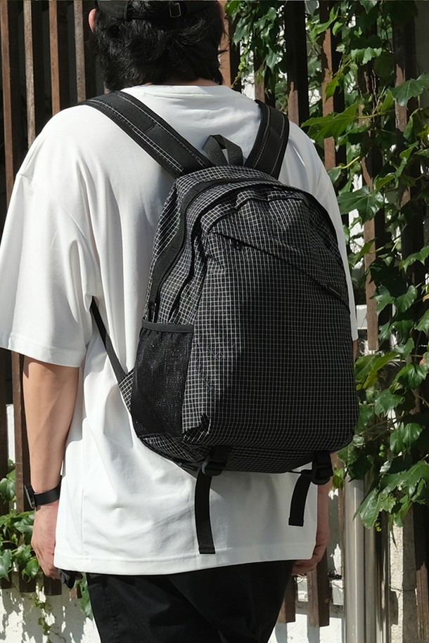 F155 블레이드 백팩 블랙그리드스탑은 남성을 위한 미디엄 사이즈 백팩입니다. 블랙 컬러의 나일론 소재에 사각형 디자인과 지퍼형 잠금 방식을 적용했으며, 체크 패턴으로 포인트를 주었습니다. 심플하고 캐주얼한 디자인으로 일상 및 여행 시 편리하게 사용할 수 있습니다. 여행룩과 출근룩, 캐주얼, 미니멀, 시티보이 스타일을 연출하기에 적합합니다.
