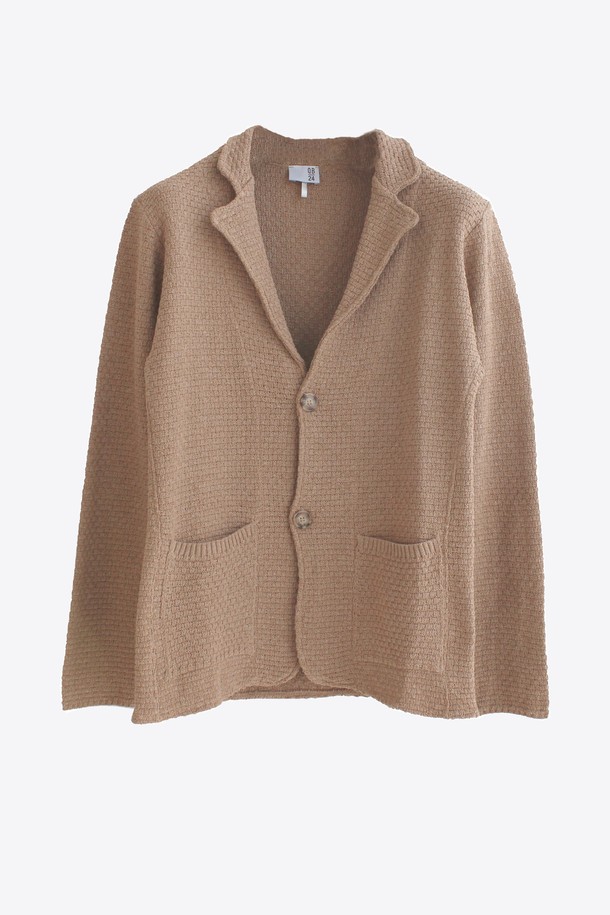 [QB24] 바스켓 위빙 패턴 니트 자켓 GSICD452는 남성용 니트 자켓으로, 클래식과 캐주얼 스타일을 모두 아우르는 디자인입니다. 면과 아크릴 혼방 소재로 제작되어 적당한 두께감과 뛰어난 신축성을 자랑하며, 봄, 가을에 착용하기 좋습니다. 베이지 컬러의 위빙 패턴과 버튼 여밈 방식, 레귤러 핏, 긴소매, 포켓 디테일이 특징입니다.
