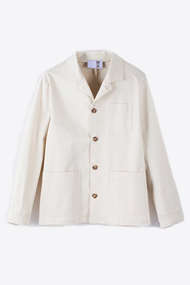 [QB24] 레귤러핏 아이보리 셔츠자켓 GSIJK118은 클래식하고 베이직한 스타일의 남성 셔츠자켓입니다. 부드러운 스웨이드 소재로 제작되어 봄, 가을에 착용하기 좋으며, 레귤러핏으로 편안한 착용감을 선사합니다. 아이보리 컬러와 무지 디자인, 버튼 여밈 방식, 그리고 포켓 디테일이 특징입니다.
