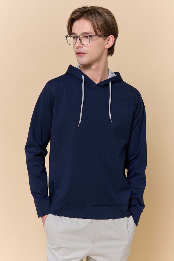 레귤러핏 퍼플 네이비 후드티 GSITS261은 레이온, 나일론, 폴리우레탄 혼방 소재로 제작되어 부드러운 촉감과 뛰어난 신축성을 제공합니다. 미니멀하고 세련된 디자인으로 봄, 가을철 일상복으로 활용하기 좋으며, 자켓이나 점퍼와 레이어드하여 다양한 스타일을 연출할 수 있습니다. 긴 소매와 후드 디자인, 레귤러핏으로 편안한 착용감을 선사하며 형태 유지력 또한 우수합니다.
