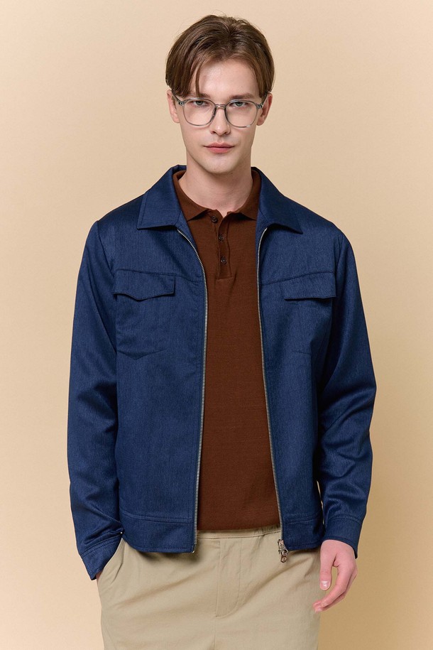 세련된 남성용 레귤러핏 자켓, 프탈로 블루 컬러의 GSIJK113입니다. 가볍고 시원한 나일론, 폴리우레탄 혼방 소재로 봄 시즌에 적합하며, 미니멀한 디자인과 얇은 두께로 편안한 착용감을 선사합니다. 체스트 플랩 포켓과 뒷면 화이트 단추 포인트, 전체 안감 처리로 디테일을 더했으며, 집업 스타일로 간편하게 착용할 수 있습니다.
