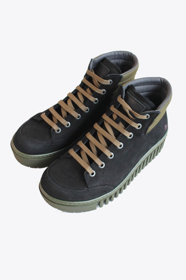 어반 하이탑 레더 스니커즈 GFISC005는 남성을 위한 신발로, 일상, 캐주얼, 캠핑, 아웃도어 활동에 적합합니다. 블랙과 카키 두 가지 색상으로 출시되었으며, 라운드 앞코 디자인과 레이스업 방식으로 편안한 착용감을 제공합니다. 천연가죽, 카프레더, 폴리우레탄 등 다양한 소재를 사용하여 내구성을 높였으며, 4.5cm 통굽으로 키높이 효과를 더했습니다. 톱니 패턴 아웃솔과 트렌디한 실루엣이 돋보이는 이 하이탑 스니커즈는 캠핑룩, 가을 나들이룩, 캐주얼, 클래식, 미니멀 스타일을 즐겨 입는 분들께 추천합니다.
