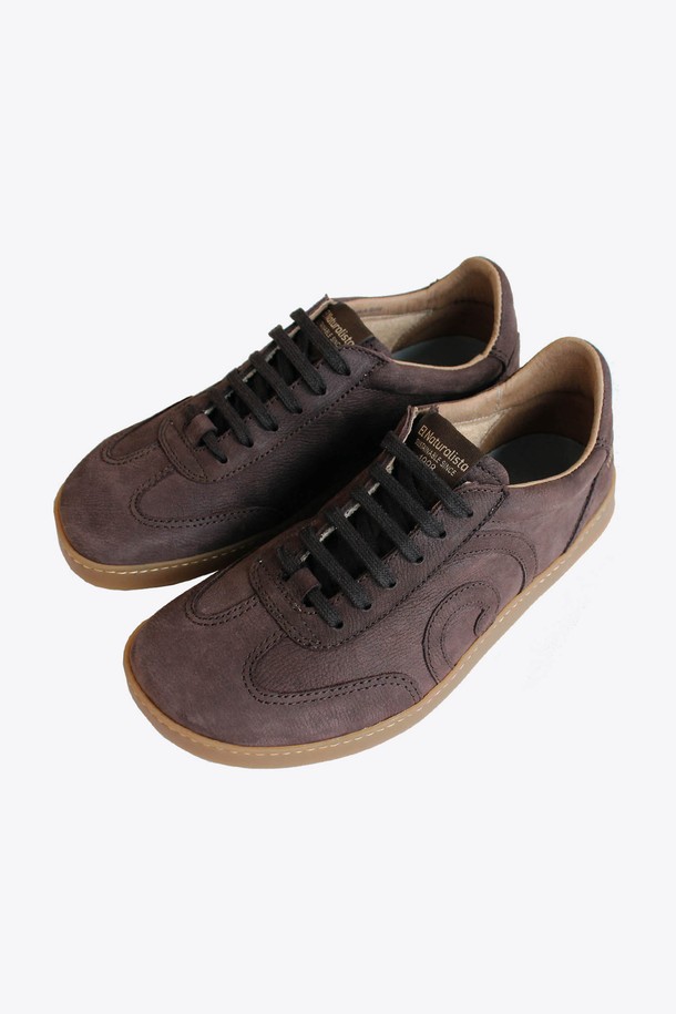 **트래디션 베이직 레더 스니커즈 GFISC004**는 남성을 위한 사계절용 스니커즈입니다. 진한 브라운 컬러의 라운드 앞코 디자인으로, 클래식, 미니멀, 캐주얼 스타일 모두 소화 가능합니다. 천연 가죽, 송아지 가죽, 합성고무 소재로 제작되었으며, 2cm 굽 높이의 플랫 타입입니다. 와이드한 라스트와 곡선 포인트 디자인으로 독특한 쉐이프를 자랑하며, 데이트룩에 활용하기 좋습니다.
