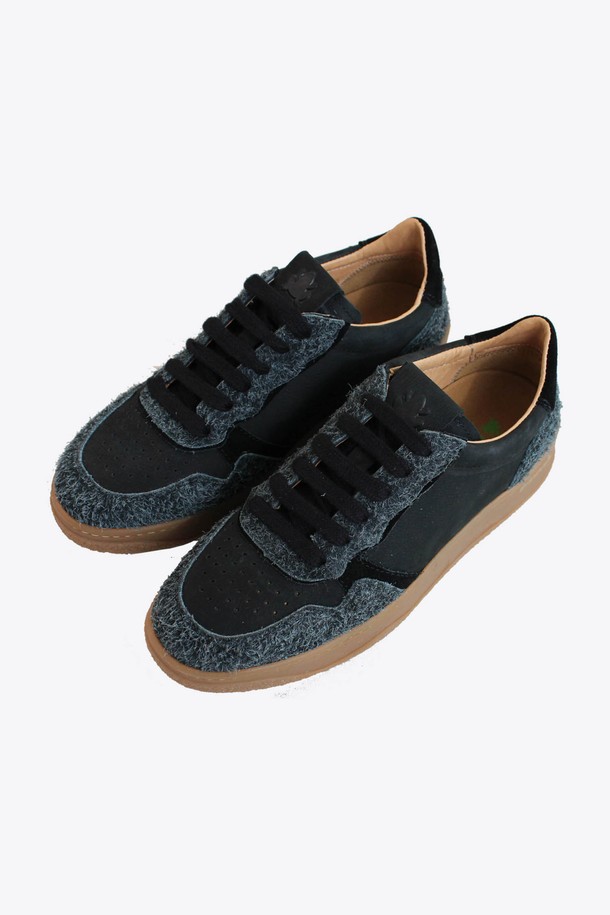 멀티 레더 스니커즈 GFISC002는 남성용 신발로, 데일리룩, 캐주얼 스트릿, 비즈니스 캐주얼 등 다양한 TPO에 활용할 수 있습니다. 블랙과 그레이 투톤 컬러로, 천연가죽과 합성고무를 사용하여 사계절 내내 착용 가능합니다. 가죽 후가공으로 독특한 퍼 느낌을 살린 유니크한 디자인과 빈티지 무드가 돋보이며, 2.5cm 굽으로 편안한 착화감을 제공합니다. 레이스업 방식으로 제작되어 캐주얼, 클래식, 미니멀 스타일을 즐기는 남성에게 적합합니다.
