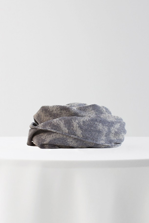 레오파드 패턴 머플러 GFIMF025는 울 소재로 제작되어 부드러운 촉감과 보온성을 제공합니다. 블루와 그레이 두 가지 색상으로 출시되어, 어떤 스타일에도 매치하기 용이합니다. 넉넉한 길이감으로 다양한 스타일링이 가능하며, 캐주얼부터 포멀까지 폭넓게 활용할 수 있습니다. 가을, 겨울 시즌에 따뜻함과 세련된 포인트를 더해줄 머플러는 데일리룩, 모임룩, 출근룩에 모두 잘 어울립니다. 레오파드 패턴으로 시크하면서도 베이직한 스타일을 연출해보세요.
