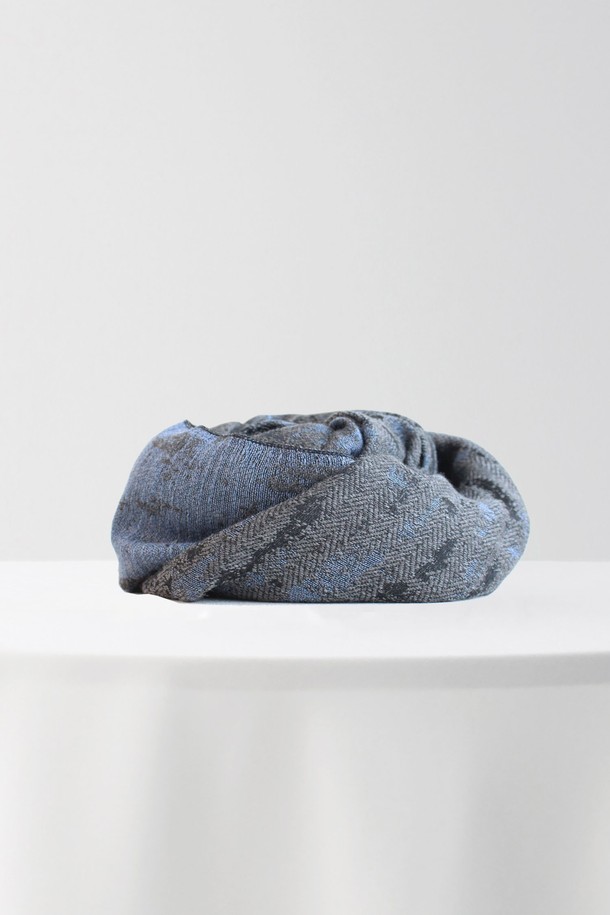 스플래시 머플러 GFIMF028는 차콜, 인디고 블루 두 가지 색상으로 제공되는 공용 머플러입니다. 모, 아크릴, 면, 폴리에스터 혼방 소재로 제작되어 가을, 겨울철에 따뜻하게 착용하기 좋습니다. 추상화 불규칙 패턴으로 세련된 스타일을 연출하며, 넉넉한 길이감으로 다양한 스타일링이 가능합니다. 클래식, 미니멀, 캐주얼 등 어떤 룩에도 잘 어울리며, 겨울 데일리룩, 모임룩, 데이트룩에 활용하기 좋습니다. 본 제품은 선물 포장 및 쇼핑백 제공이 가능합니다.
