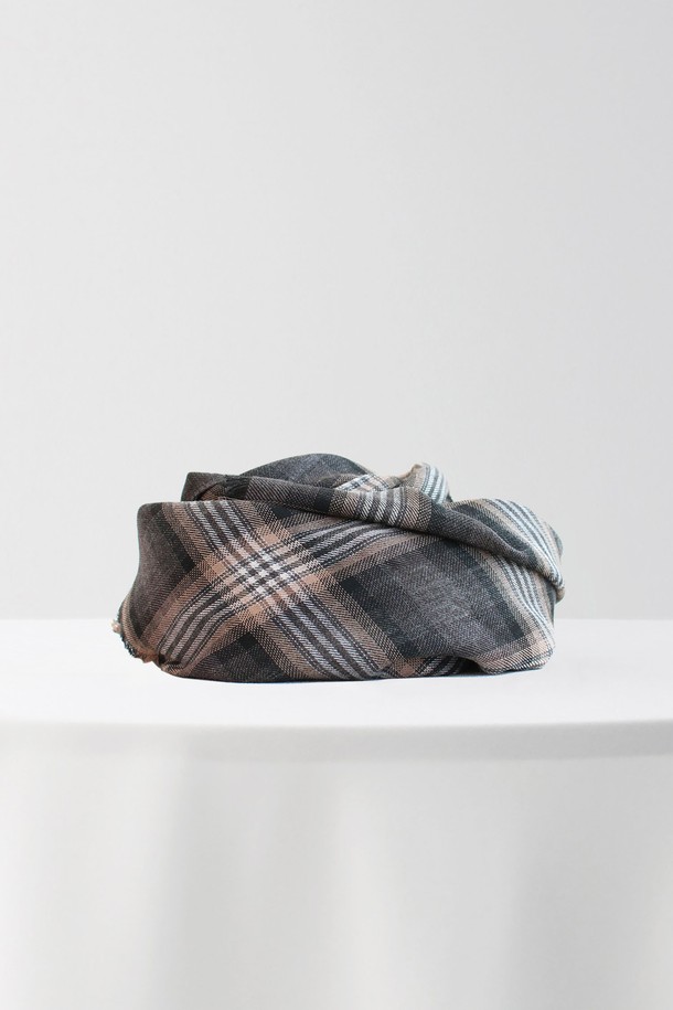 글렌체크 패턴 머플러 GFIMF021은 부드러운 울 소재로 제작되어 가을, 겨울에 따뜻하게 착용할 수 있습니다. 그레이와 브라운 두 가지 색상으로 제공되며, 클래식한 글렌체크 패턴이 세련된 분위기를 연출합니다. 70cm x 190cm의 넉넉한 사이즈로 다양한 스타일링이 가능하며, 데일리룩과 가을 나들이룩에 모두 잘 어울립니다. 클래식, 미니멀, 캐주얼 등 어떤 스타일에도 매치하기 좋은 머플러로, 부드러운 촉감이 특징입니다.
