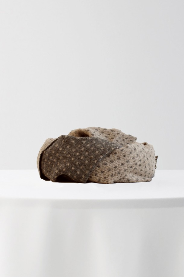 베이직한 디자인의 도트 리버시블 머플러입니다. 베이지와 그레이 컬러의 조합으로, 앞뒤 다른 색상으로 포인트를 줄 수 있습니다. 플리에스터, 아크릴, 나일론, 모 혼방 소재로 제작되어 가을, 겨울철 따뜻하게 착용하기 좋습니다. 꼬아서 연출하거나, 클래식, 미니멀, 캐주얼 등 다양한 스타일과 매치하여 멋을 낼 수 있습니다. 선물 포장 및 리본/쇼핑백 제공으로 소중한 분들께 선물하기에도 좋습니다.
