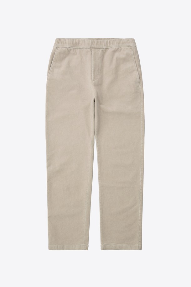 레귤러핏 테이퍼드 코듀로이 밴딩 팬츠 GFBPT974는 캐주얼과 미니멀 스타일을 모두 아우르는, 가을/겨울 시즌을 위한 완벽한 선택입니다. 부드러운 코듀로이 소재로 제작되어 포근한 착용감을 선사하며, 레귤러핏과 테이퍼드 핏 디자인으로 편안하면서도 세련된 실루엣을 연출합니다. 밴딩 디테일이 더해져 활동성을 높였으며, 베이지 컬러는 다양한 상의와 쉽게 매치되어 출근룩과 데이트룩 등 폭넓은 TPO에 활용 가능합니다. 두꺼운 두께감으로 보온성을 높여 추운 날씨에도 따뜻하게 입을 수 있습니다. 무지 디자인으로 유행을 타지 않고 오래도록 즐겨 입을 수 있는 기본 아이템입니다.
