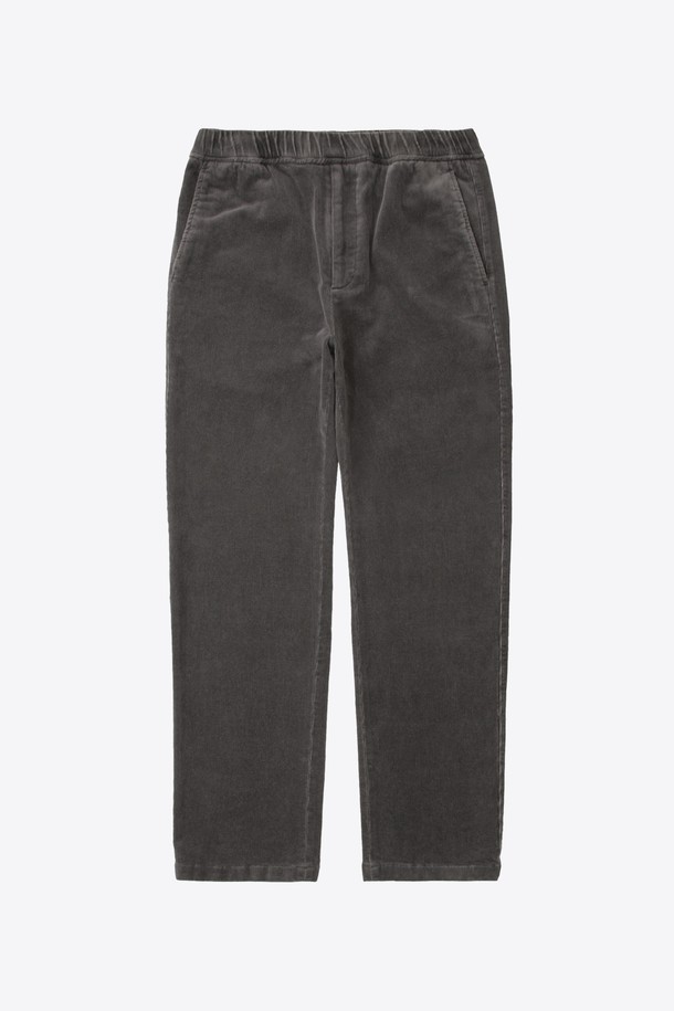 레귤러핏으로 편안하게 떨어지는 그레이 컬러의 남성용 코듀로이 밴딩 팬츠입니다. 부드러운 촉감의 두꺼운 코듀로이 소재로 제작되어 가을, 겨울철 따뜻하게 착용할 수 있습니다. 허리 밴딩 처리로 편안한 착용감을 제공하며, 테이퍼드 핏으로 다리가 길어 보이는 효과를 줍니다. 캐주얼, 베이직, 클래식, 미니멀 스타일을 모두 소화하며, 출근룩과 비즈니스 캐주얼에도 잘 어울리는 활용도 높은 아이템입니다. 무지 디자인으로 어떤 상의와도 매치하기 용이합니다.
