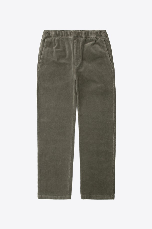 부드러운 코듀로이 소재로 제작되어 포근한 착용감을 선사하는 레귤러핏 테이퍼드 코듀로이 밴딩 팬츠 GFBPT974입니다. 캐주얼하고 베이직한 스타일로, 가을과 겨울 시즌 데일리룩을 책임집니다. 카키와 올리브 두 가지 색상으로 출시되어 다양한 상의와 손쉽게 매치할 수 있습니다. 밴딩 처리로 편안한 착용감을 제공하며, 출근룩이나 모임룩 등 TPO에 구애받지 않고 활용 가능합니다. 미니멀, 캐주얼, 클래식 등 어떤 스타일에도 잘 어울려 활용도가 높은 아이템입니다.
