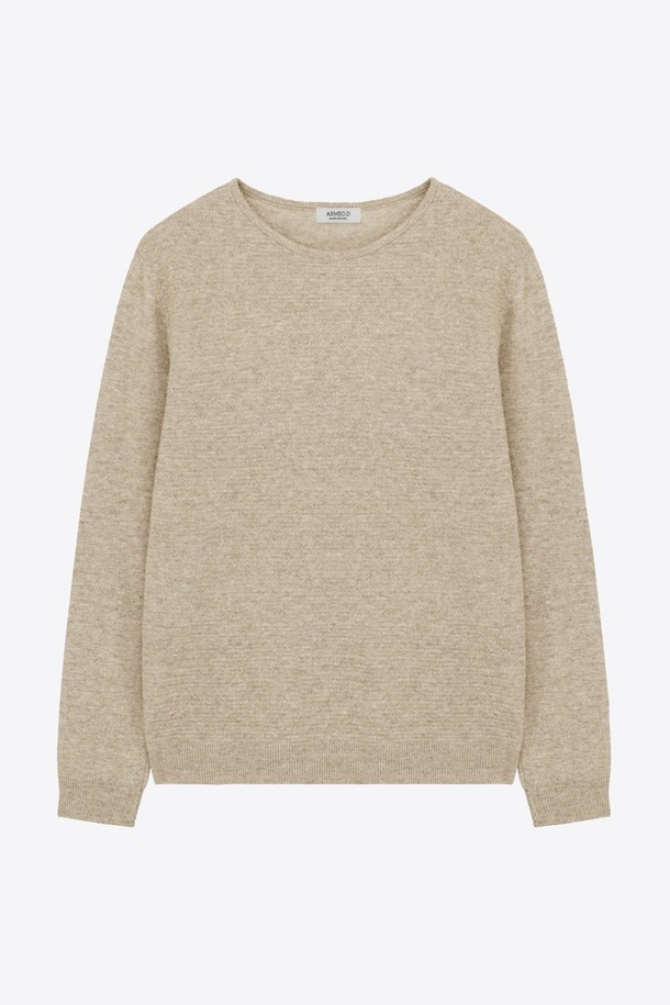 **레귤러핏 쉐브론 패턴 니트 GFBNT819**는 가을, 겨울 시즌에 어울리는 베이지 컬러의 니트/스웨터입니다. 쉐브론 패턴이 돋보이는 디자인으로, 부드러운 촉감과 두꺼운 두께감으로 따뜻함을 선사합니다. 라운드넥과 긴소매, 레귤러핏으로 제작되어 출근룩, 모임룩 등 다양한 TPO에 활용 가능합니다. 클래식, 미니멀, 캐주얼 스타일을 즐겨 입는 분들께 추천하는 데일리 니트입니다.
