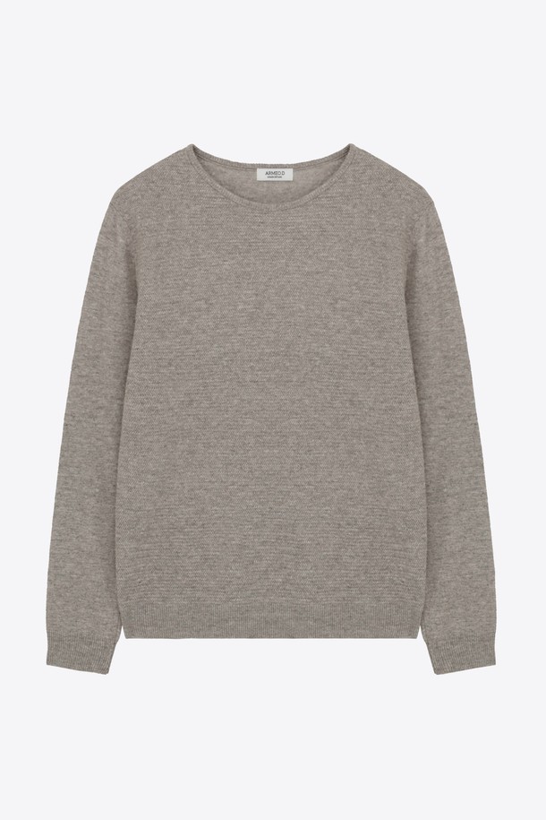 레귤러핏 쉐브론 패턴 니트 GFBNT819는 가을, 겨울 시즌에 어울리는 베이직 스타일의 니트/스웨터입니다. 부드러운 촉감의 니트 소재로 제작되었으며, 라운드넥과 긴소매 디자인으로 편안한 착용감을 선사합니다. 쉐브론 패턴이 은은하게 포인트가 되어 클래식, 미니멀, 캐주얼 룩에 모두 잘 어울립니다. 두꺼운 두께감으로 보온성을 높였으며, 출근룩이나 모임룩 등 다양한 TPO에 활용하기 좋습니다. 레귤러핏으로 제작되어 편안하면서도 세련된 스타일을 연출할 수 있습니다.
