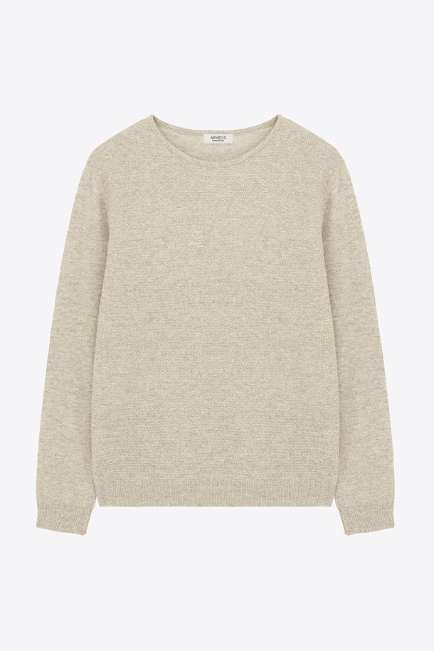 레귤러핏 쉐브론 패턴 니트 GFBNT819는 여성용 니트/스웨터로, 가을과 겨울에 따뜻하게 착용할 수 있습니다. 부드러운 촉감의 니트 소재에 베이직하고 미니멀한 스타일을 더해 일상, 출근룩, 모임룩 등 다양한 TPO에 활용하기 좋습니다. 라운드넥과 긴소매 디자인으로 포근함을 더하며, 쉐브론 패턴이 은은한 포인트를 줍니다. 레귤러핏으로 편안하게 착용 가능하며, 클래식, 미니멀, 캐주얼 스타일을 모두 소화할 수 있는 활용도 높은 아이템입니다.
