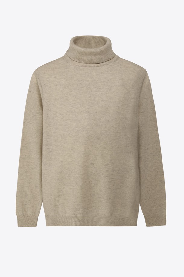 레귤러핏 멜란지 터틀넥 니트 GFBNT820은 베이지와 멜란지 컬러로 출시된, 가을과 겨울에 어울리는 두꺼운 니트 소재의 터틀넥입니다. 베이직한 스타일로, 출근룩은 물론 클래식, 미니멀, 캐주얼 등 다양한 스타일 연출에 활용할 수 있습니다. 부드러운 촉감의 니트 소재와 레귤러핏 디자인으로 편안한 착용감을 선사하며, 긴 소매 기장으로 보온성을 높였습니다. 무지 패턴으로 어떤 하의와도 쉽게 매치하여 세련된 룩을 완성할 수 있습니다.
