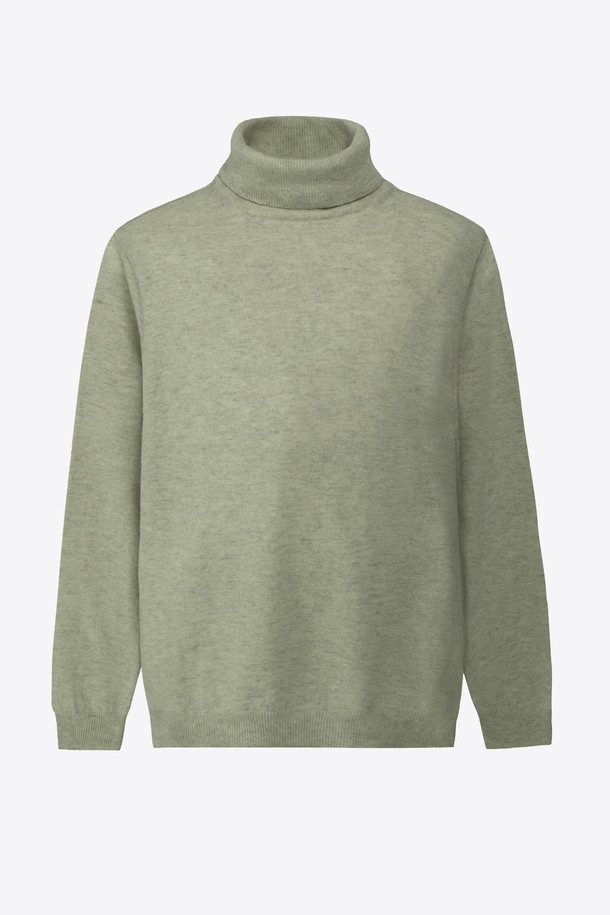 레귤러핏 멜란지 터틀넥 니트 GFBNT820은 부드러운 촉감의 니트 소재로 제작되어 가을, 겨울철 따뜻하게 착용할 수 있는 긴소매 터틀넥 니트입니다. 베이직한 디자인에 멜란지 컬러가 더해져 클래식, 미니멀, 캐주얼 등 다양한 스타일을 연출하기 좋습니다. 레귤러핏으로 편안한 착용감을 제공하며, 출근룩이나 모임룩으로 활용하기 좋습니다. 두꺼운 두께감으로 보온성을 높였으며, 무지 패턴으로 어떤 하의와도 쉽게 매치할 수 있습니다.
