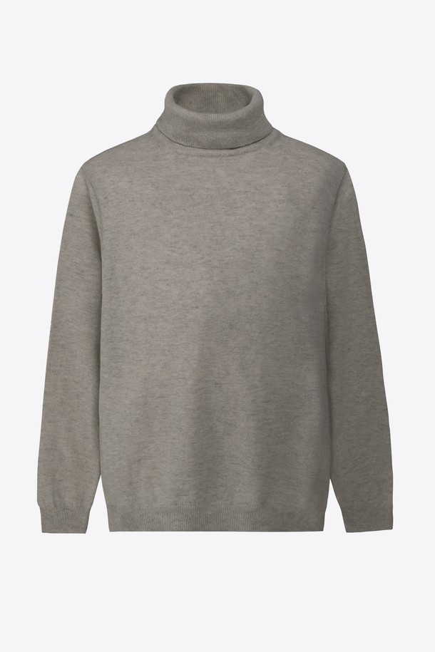 레귤러핏 멜란지 터틀넥 니트 GFBNT820은 가을, 겨울 시즌을 위한 베이직 스타일의 니트입니다. 멜란지 그레이 컬러의 부드러운 니트 소재로 제작되어 편안한 착용감을 선사합니다. 
터틀넥 디자인과 긴 소매 기장으로 보온성을 높였으며, 레귤러핏으로 제작되어 다양한 체형에 잘 어울립니다. 출근룩, 모임룩 등 TPO에 맞춰 클래식, 미니멀, 캐주얼 스타일을 연출하기 좋습니다. 무지 디자인으로 어떤 스타일에도 쉽게 매치할 수 있는 활용도 높은 아이템입니다.
