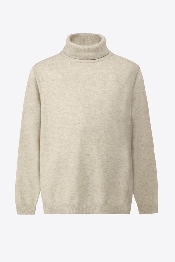 레귤러핏 멜란지 터틀넥 니트 GFBNT820은 베이직한 스타일을 추구하는 분들을 위한 겨울철 필수 아이템입니다. 부드러운 촉감의 니트 소재와 두꺼운 두께감으로 따뜻함을 선사하며, 레귤러핏 디자인으로 편안한 착용감을 제공합니다. 멜란지 베이지 컬러는 어떤 룩에도 잘 어울려 출근룩과 모임룩 등 다양한 TPO에 활용 가능합니다. 클래식, 미니멀, 캐주얼 스타일을 즐겨 입는 분들께 추천하는 무지 터틀넥 니트입니다. 긴 소매 기장과 터틀넥 디자인으로 보온성을 높였습니다.
