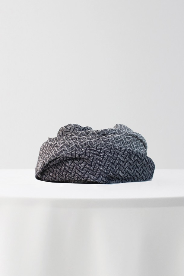 클래식 헤링본 패턴 투톤 머플러 GFIMF022는 울 소재로 제작되어 부드러운 촉감을 선사하며, 가을과 겨울철에 따뜻하게 착용할 수 있습니다. 그레이와 블랙 두 가지 색상의 조화가 돋보이는 투톤 디자인으로, 어떤 스타일에도 잘 어울리는 클래식한 매력을 더합니다. 두꺼운 두께감으로 보온성을 높였으며, 헤링본 패턴이 세련된 느낌을 선사합니다. 일상복에 포인트를 주어 스타일리시하게 연출하기 좋은 머플러입니다.
