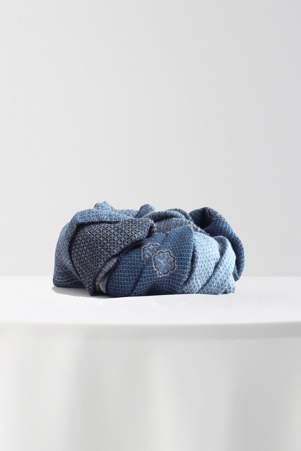 블루 멀티 패턴 머플러 GFIMF030는 가을과 겨울, 쌀쌀한 날씨에 따뜻함과 스타일을 더해줄 니트 소재의 머플러입니다. 부드러운 촉감과 두꺼운 두께로 뛰어난 보온성을 제공하여 추운 날씨에도 포근함을 유지해 줍니다. 캐주얼, 클래식, 미니멀 등 다양한 스타일에 매치하기 좋은 디자인으로, 일상생활 속에서 폭넓게 활용할 수 있습니다. 블루 컬러 바탕에 멀티 패턴이 더해져 포인트를 주어 밋밋한 코디에 활력을 불어넣어 줍니다. 데일리룩에 포인트를 더하고 싶은 분들께 추천하는 머플러입니다.
